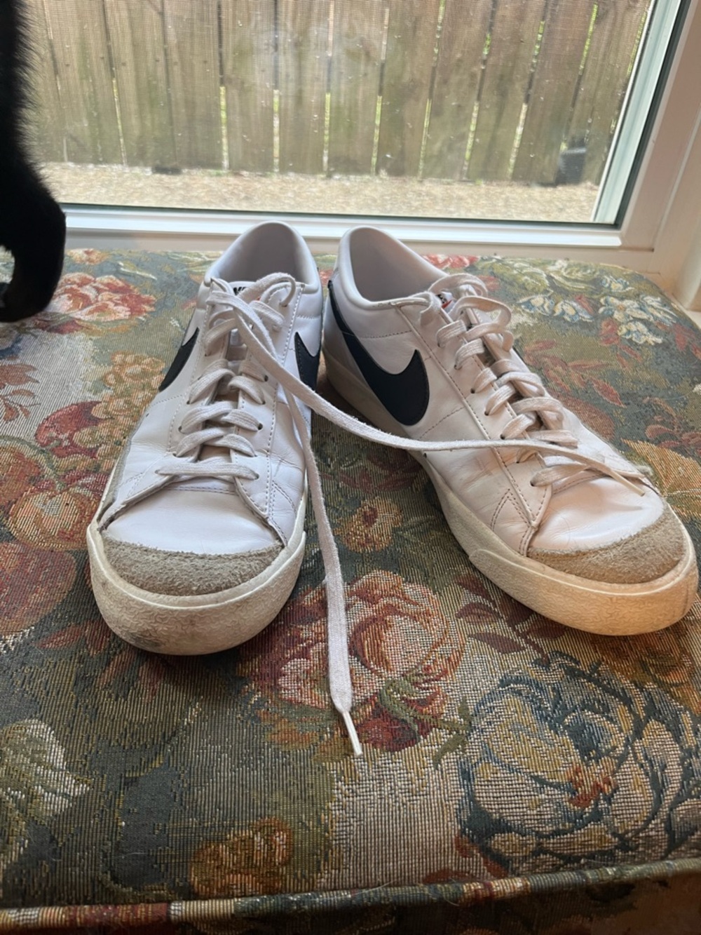 Nike White Leather Sneakers with Black Swoosh